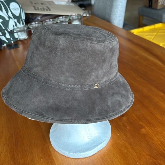 EUC CHANEL shearling reversible bucket hat in grey size medium - Picture 1 of 9